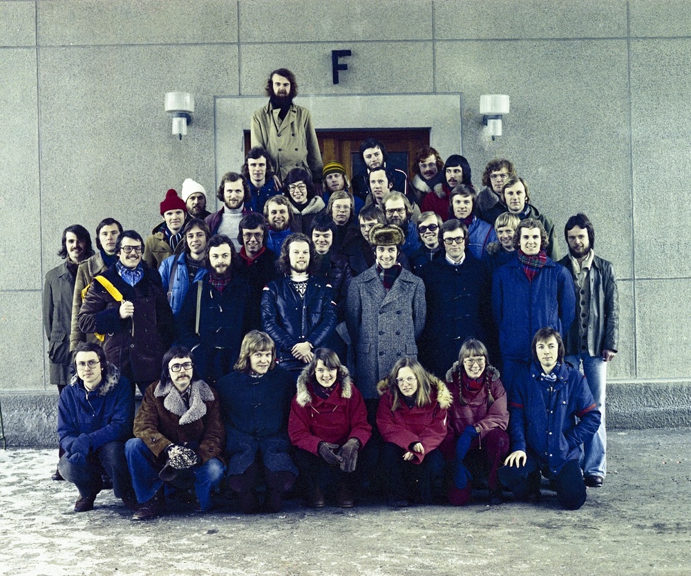 Klassebilde av Almenavdelingen, linje for teknisk fysikk ved daværende NTH fra 1976